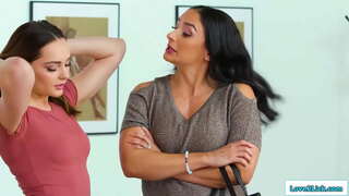 Busty stepmom හා දැරියගේ මව රහස් ඇති අනියම් හා බබා sneaks බවට milfs නිදන කාමරය හා ඔවුන් සිප.ලතින් රිම් ඇය සහ ඇය licks ඇගේ cunt