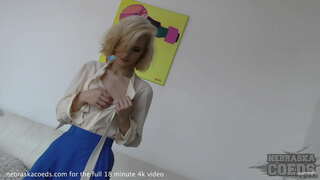 Politak rubia neska emanez ultra hot strip-tease objektu arraro botila txertatzeko sormen porno