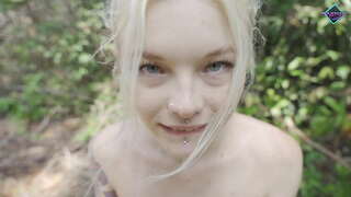 Узбуджаны падлетак смокча вялікі член у лесе. Karneli Bandi