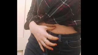 ���ြီးမားကလူမိန်းကလေးကာကစားလာျအတွက်အိမ်အတွင်းခရီးသွားလာ