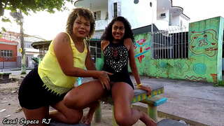 Novinha tira a riasenky o com casal sapeca