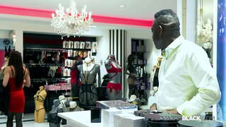 Belle Rachel Adjani devient nouvelle lingerie à la BBC Eddy de Blackstone sexe shop &amp;amp; finit dans un hot anal session avec un wet BJ, un gode dans son cul et une tarte à la crème! Plein Flick &amp;amp; 1000s Plus à PrivateBlack.com!