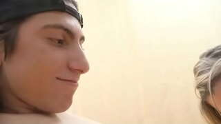 ���ူငယ်ဟုတ္တယ္မရရှိသည့်စတိုင်လ် deepthroat မှရွှေရောင် MILF