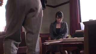 Милая японская офисная ангелочка предлагает минет своему боссу, прежде чем смочить свои трусики и получить огромную порцию спермы