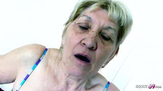 Très vieille grand-mère, Gabi a des relations Sexuelles avec une Bite Monstre de Jeune
