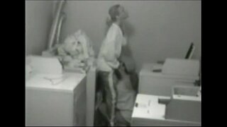 ویڈیو میں ایک دھلاوٹ کمرے میں