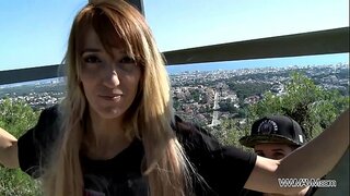 Гласну рыжую милфу грубо пробурили јој гузицу у јавности