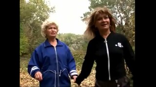 Horny ງິນຕ້ອງການທີ່ຈະທົດລອງກັບການອື່ນໆໃນແຕ່ລະຂອງກັນກ່ຽວກັບຫຍ້າ