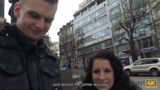 HUNT4K.Hunter yn canfod barus butain Jocelyne Z ar Vaclav sgwâr yn Prague HUNT4K.Hunter yn canfod barus butain Jocelyne Z ar Vaclav sgwâr yn Prague