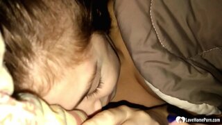 وہ اٹھی کے لئے ان کی ربیبہ اپنے چوسنے کی عادت ، اور وہ شکایت نہیں کی.