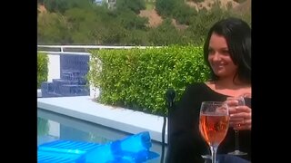 Ыстық татуированная красотка бастап шаш цвета воронова қанатының соблазняет жігіттің ішкі дворике алу үшін үлкен жеңілдік кезінде үй сатып алу