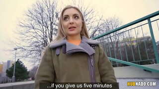 Caty में चुम्बन FakeHub