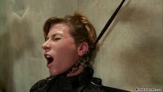 Legat brunete tanar si matura sclav Ariel X este fixat pe iluminare masa apoi legat devine futut anal cu vibrator pe un băț în mâinile maestrului Orlando