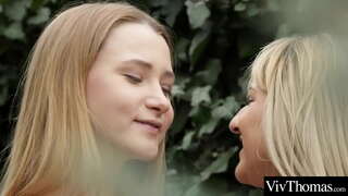 Seksi ergen kız birbirlerinin ıslak pussies yalamak