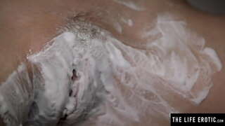 Қараңызшы, қалай покачиваются оның үлкен сиськи, ол бреет өз волосатую киску және мастурбирует